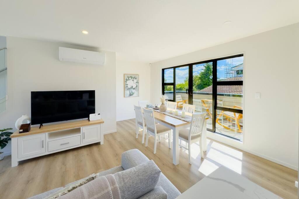 Modern Design Brand New House In Forrest Hill Villa *