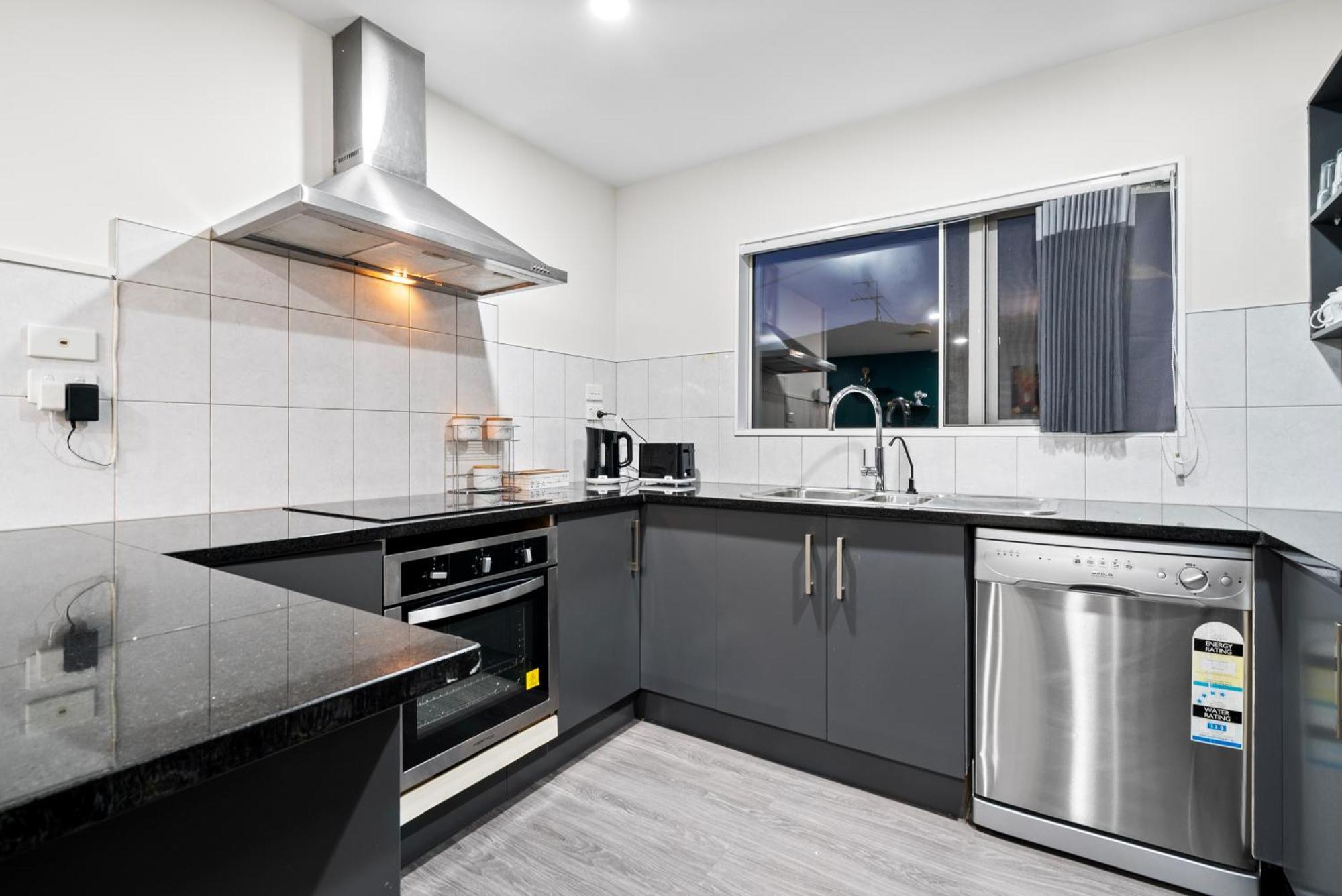 Lux 4 Bedroom In With And Light Breakfast Auckland