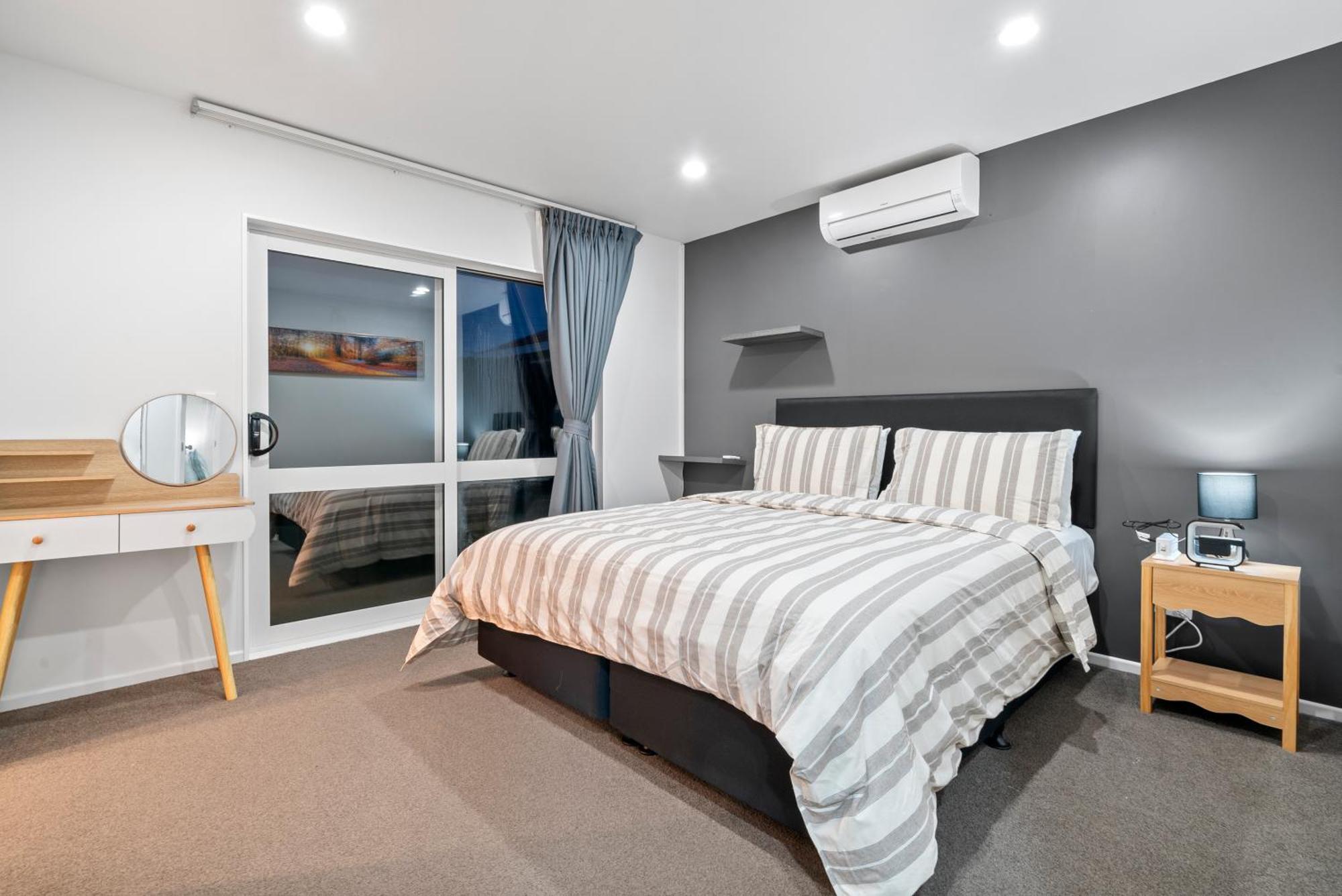 Lux 4 Bedroom In With And Light Breakfast Holiday home Auckland