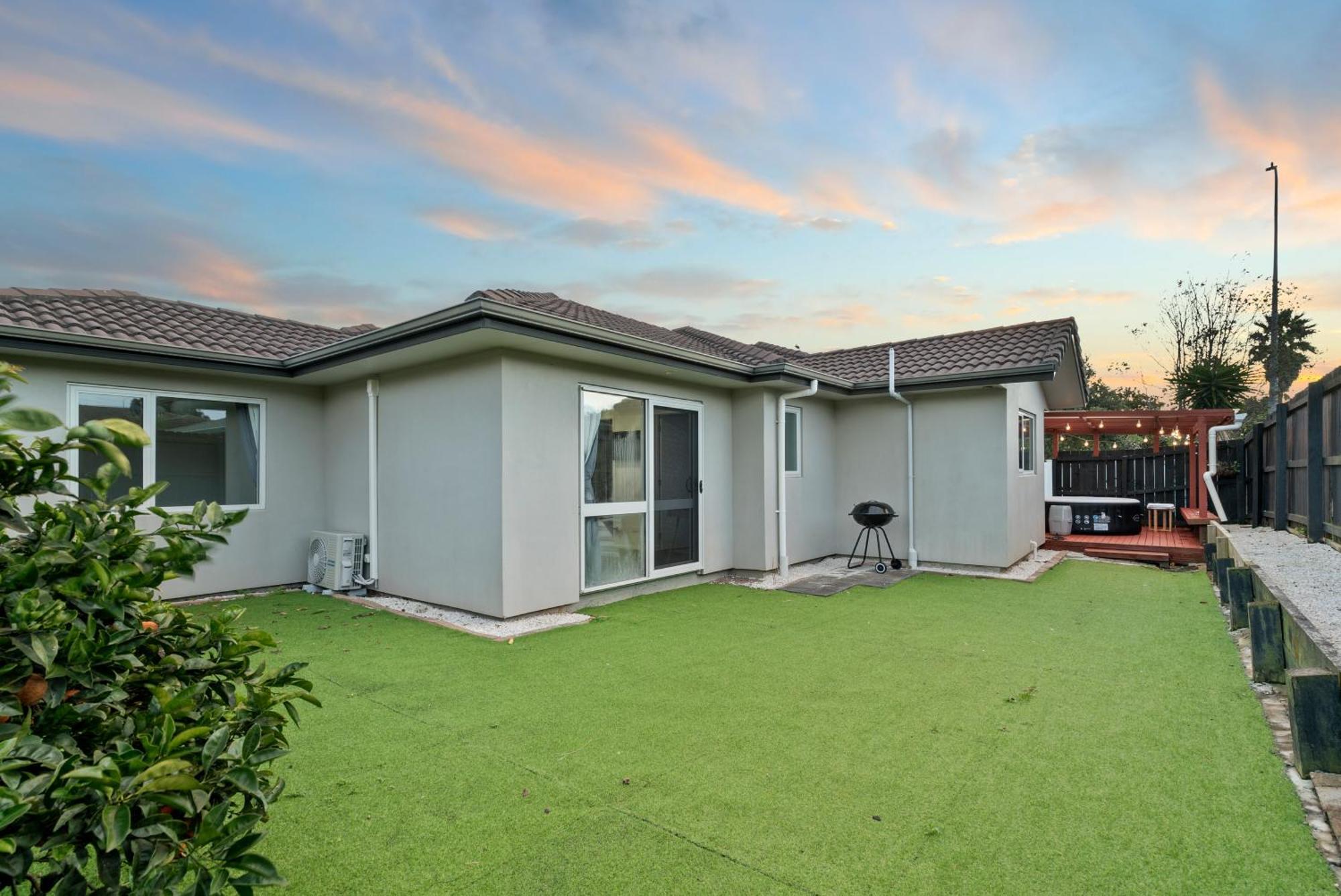 Lux 4 Bedroom In With And Light Breakfast Holiday home *