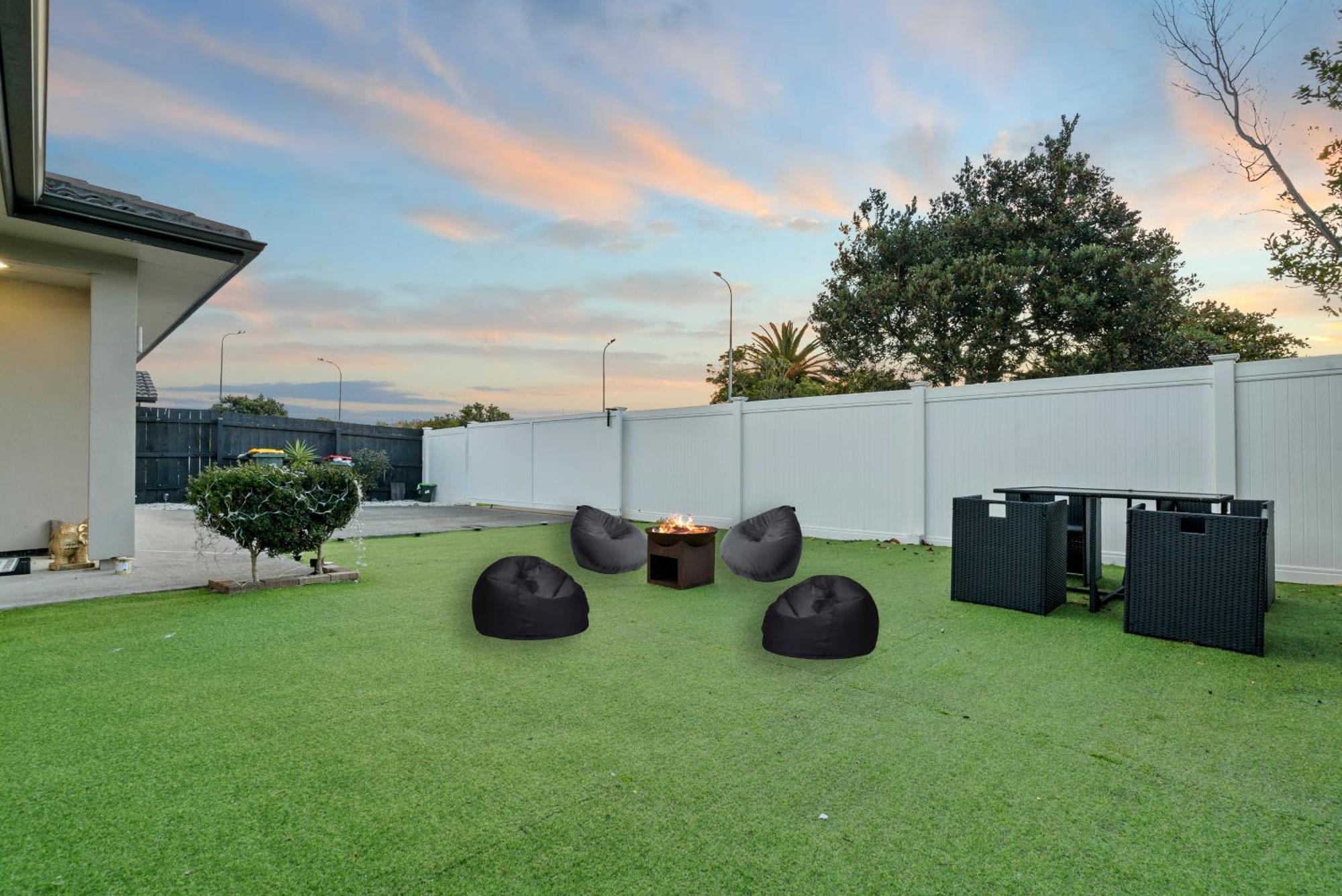Lux 4 Bedroom In With And Light Breakfast Holiday home