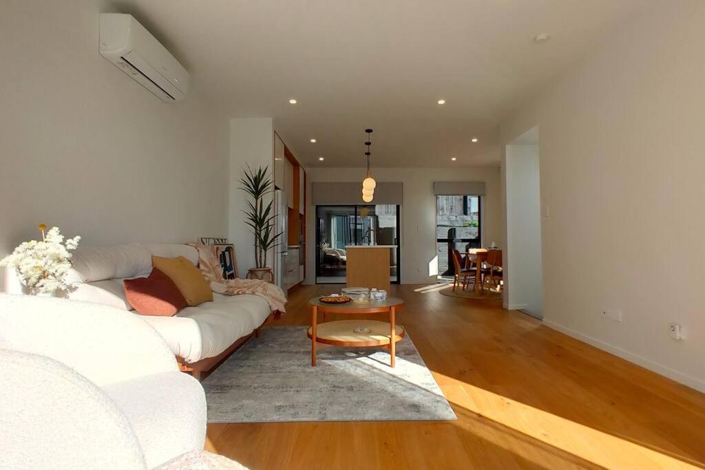 Brand-new Modern Princess In One Tree Hill Holiday home Auckland