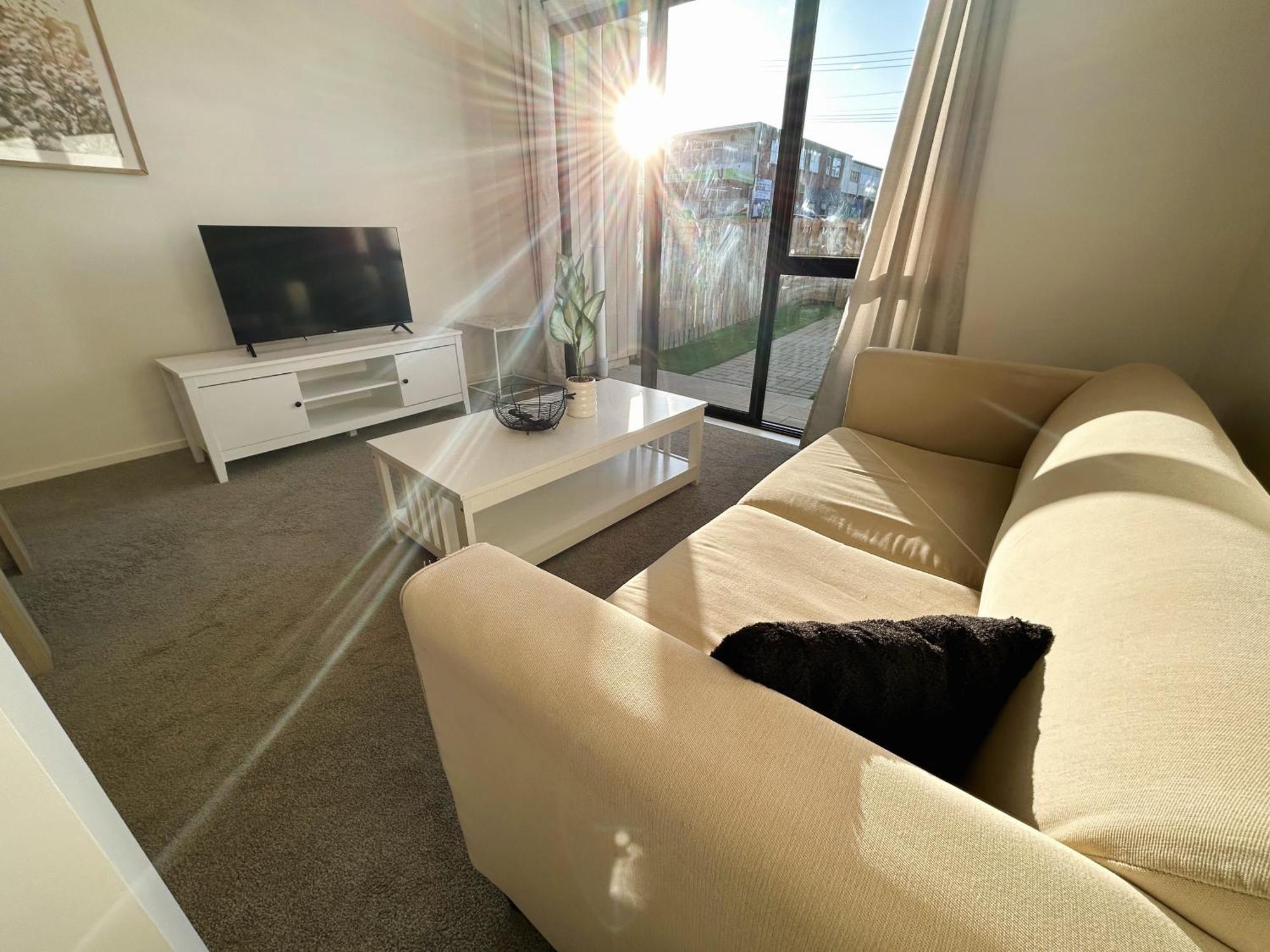 Entire Luxury Cosy Townhouse With Master Bedrooms,10 Min To Airport & Sylvia Park *