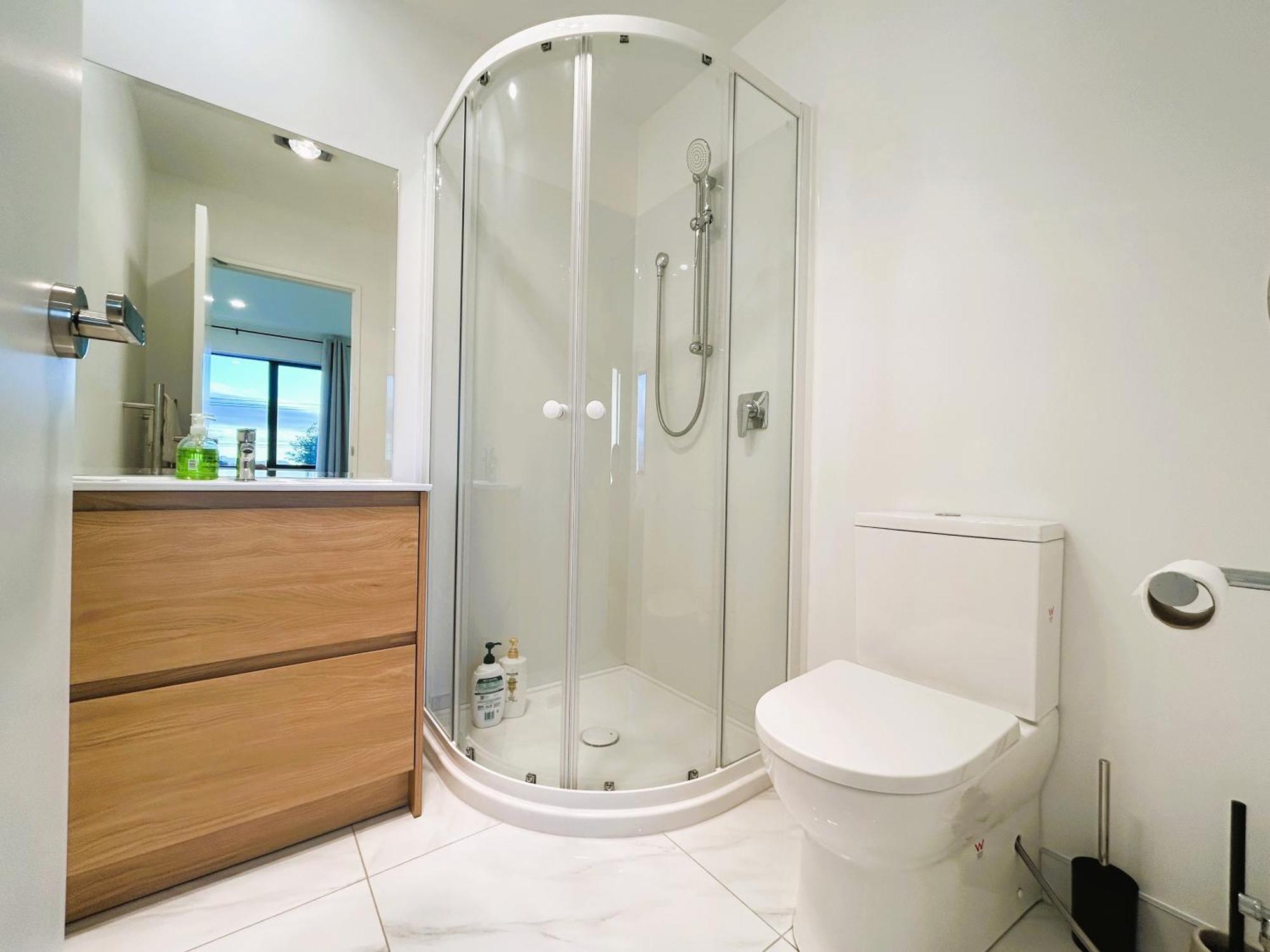 Entire Luxury Cosy Townhouse With Master Bedrooms,10 Min To Airport & Sylvia Park Villa *