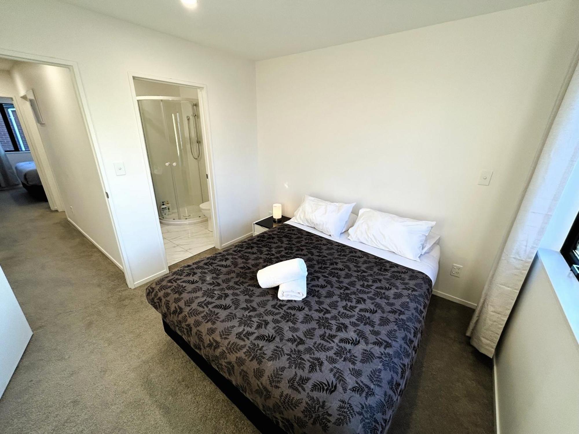 Entire Luxury Cosy Townhouse With Master Bedrooms,10 Min To Airport & Sylvia Park Villa *