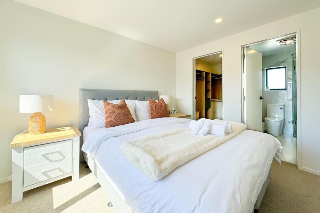 Contemporary Design Four-bedroom * Auckland