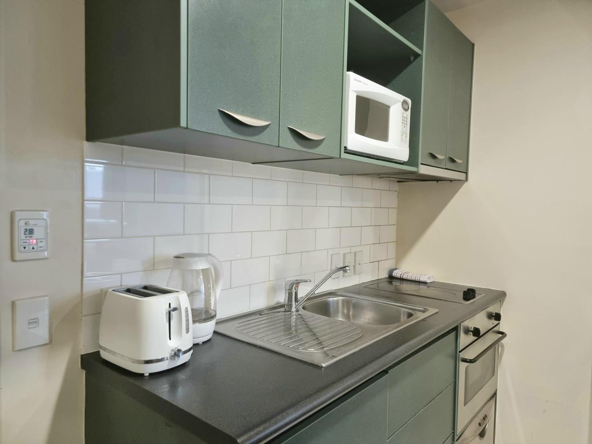 Urban Deco On Queen Street Apartment *