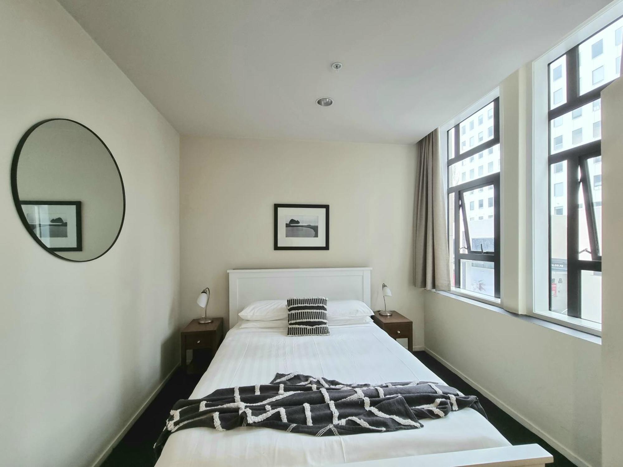 Urban Deco On Queen Street Apartment