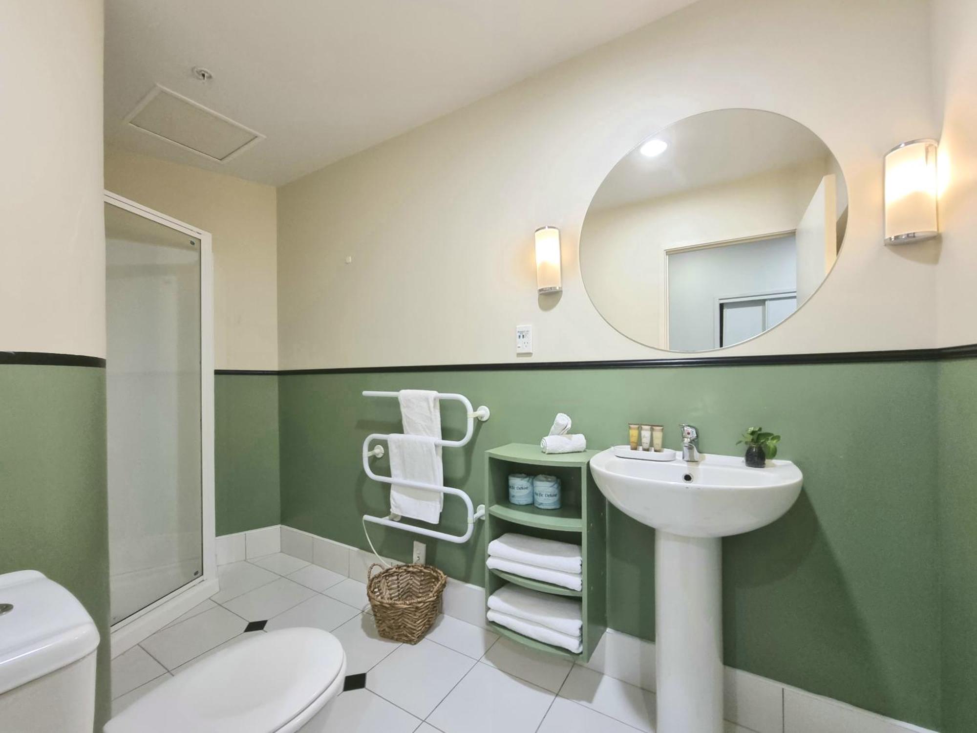 Urban Deco On Queen Street Apartment *
