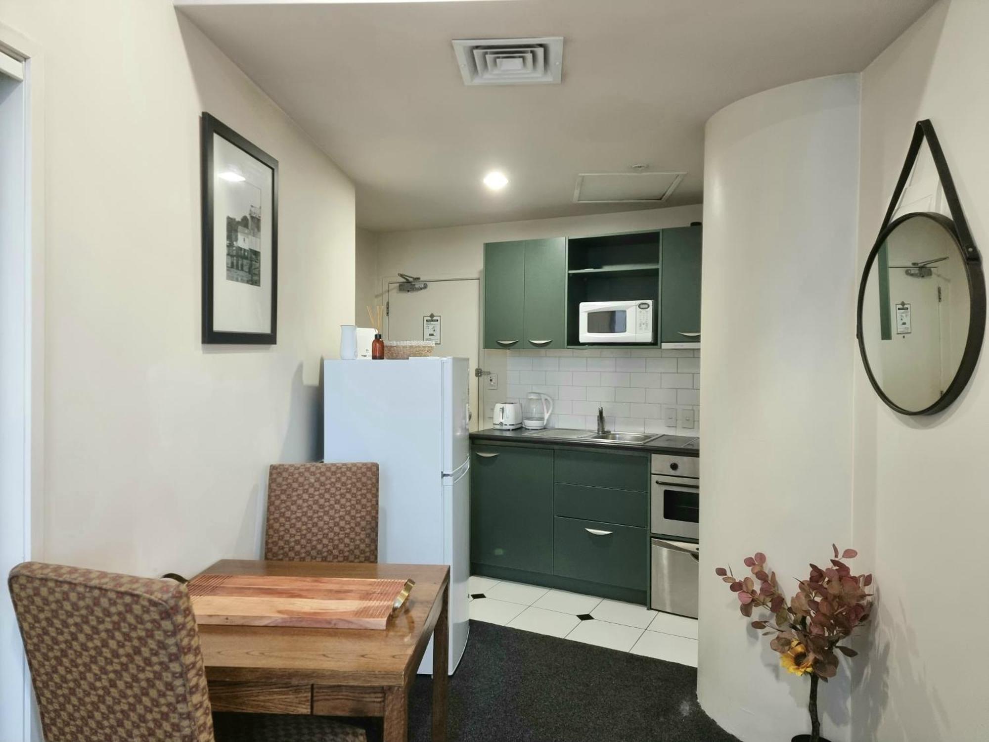 Urban Deco On Queen Street Apartment *