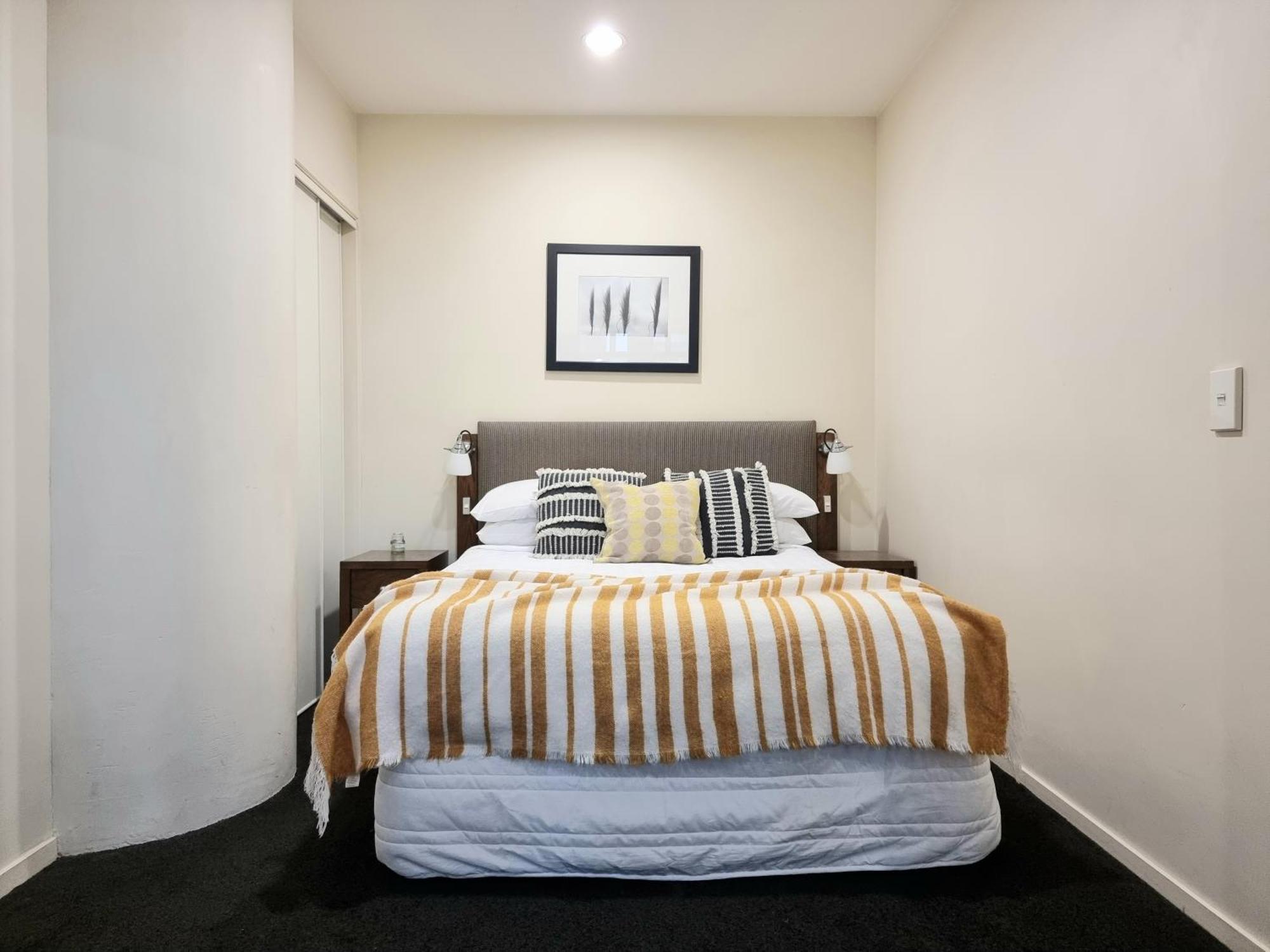 Urban Deco On Queen Street Apartment *