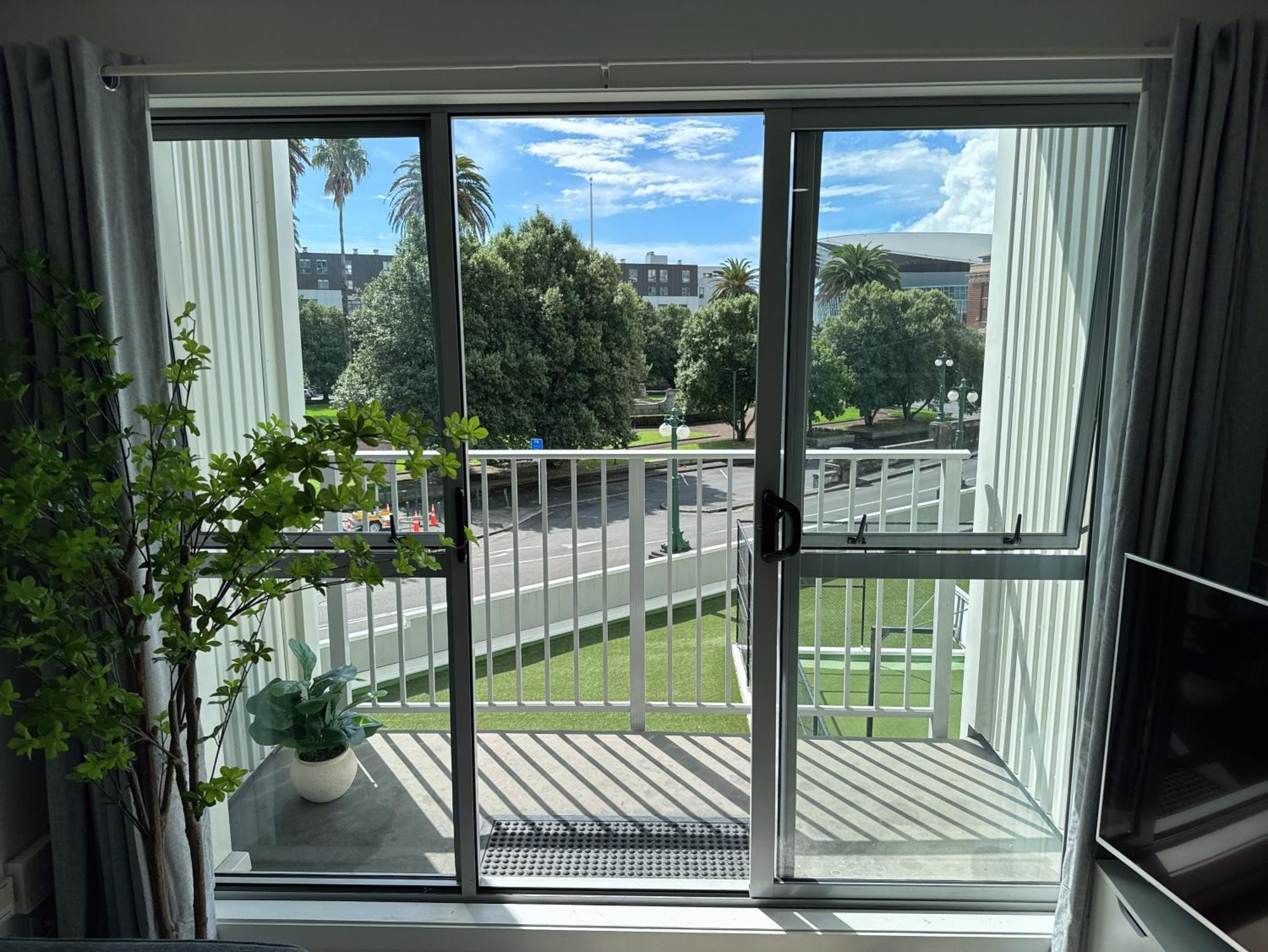 Immaculate 3 Bd 2 Bth -free Carpark & Pool Apartment *