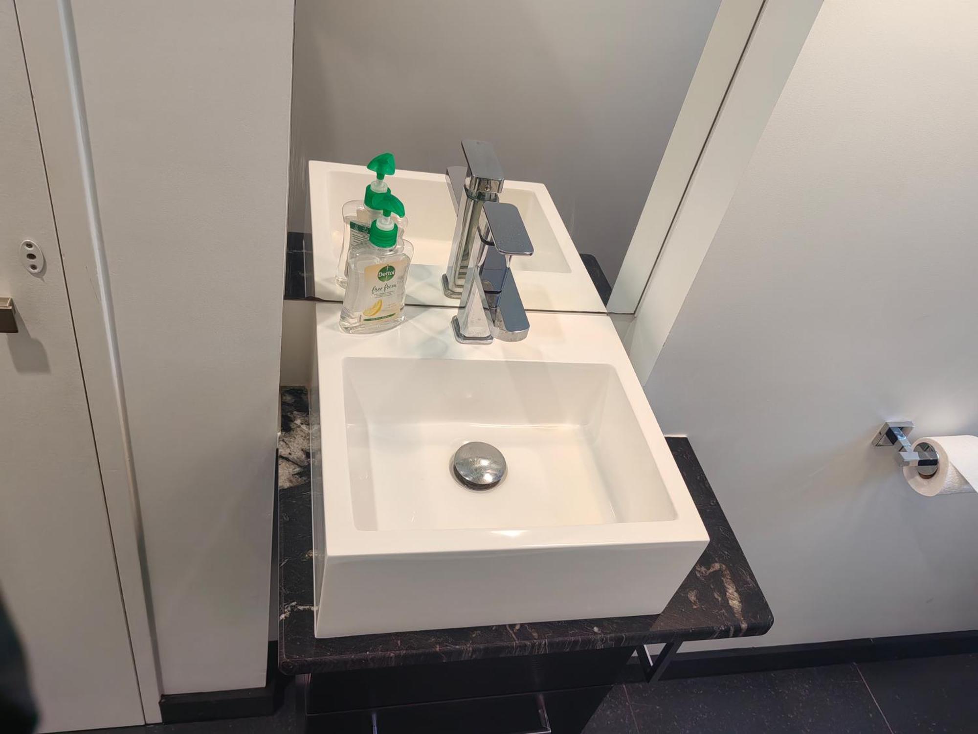 Hot Deal! Sky Stars Garden View Waking To The Close To Centre Auckland