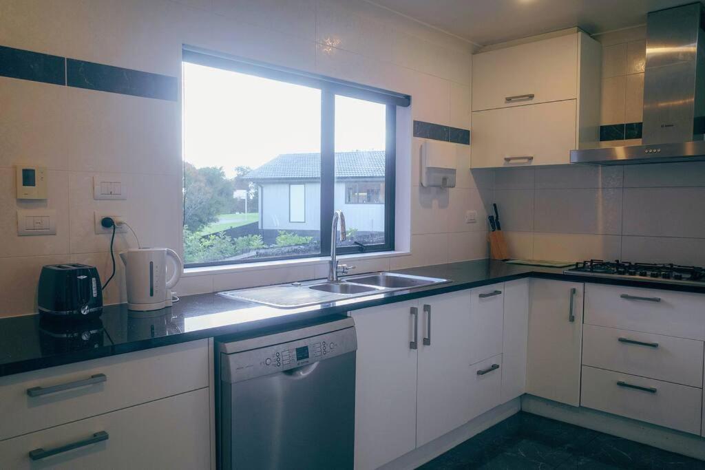 Holiday home Hillsborough Spacious 3br With Ensuite -12mins Frm Airport *
