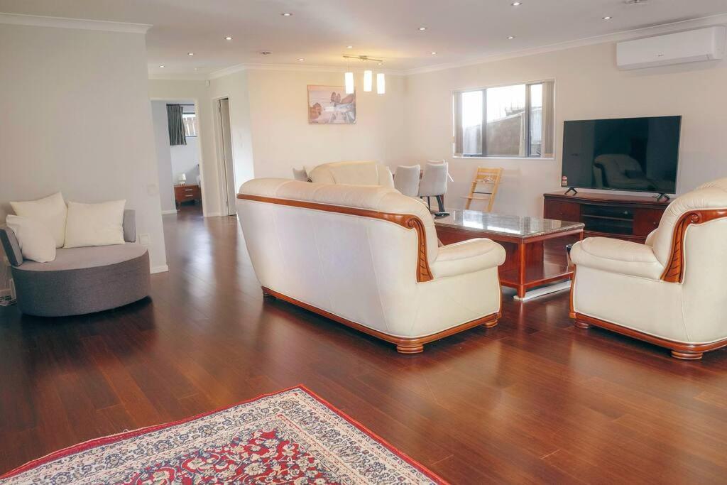 Hillsborough Spacious 3br With Ensuite -12mins Frm Airport Holiday home