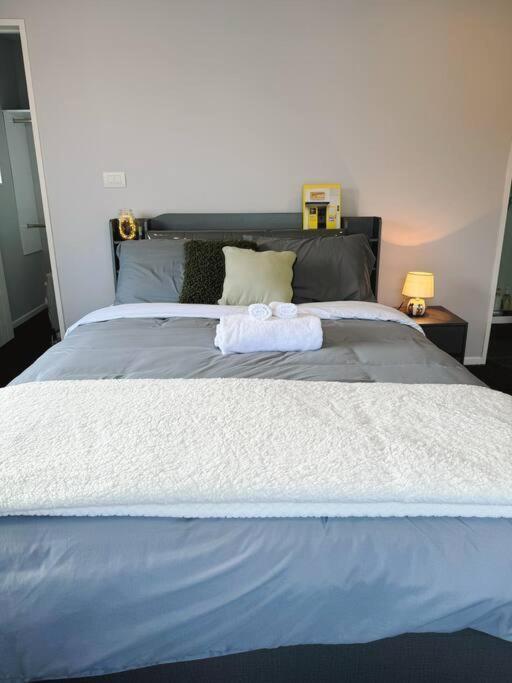 Hillsborough Spacious 3br With Ensuite -12mins Frm Airport Holiday home *