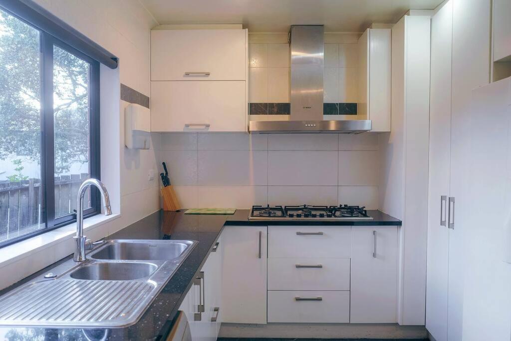 Hillsborough Spacious 3br With Ensuite -12mins Frm Airport Holiday home *