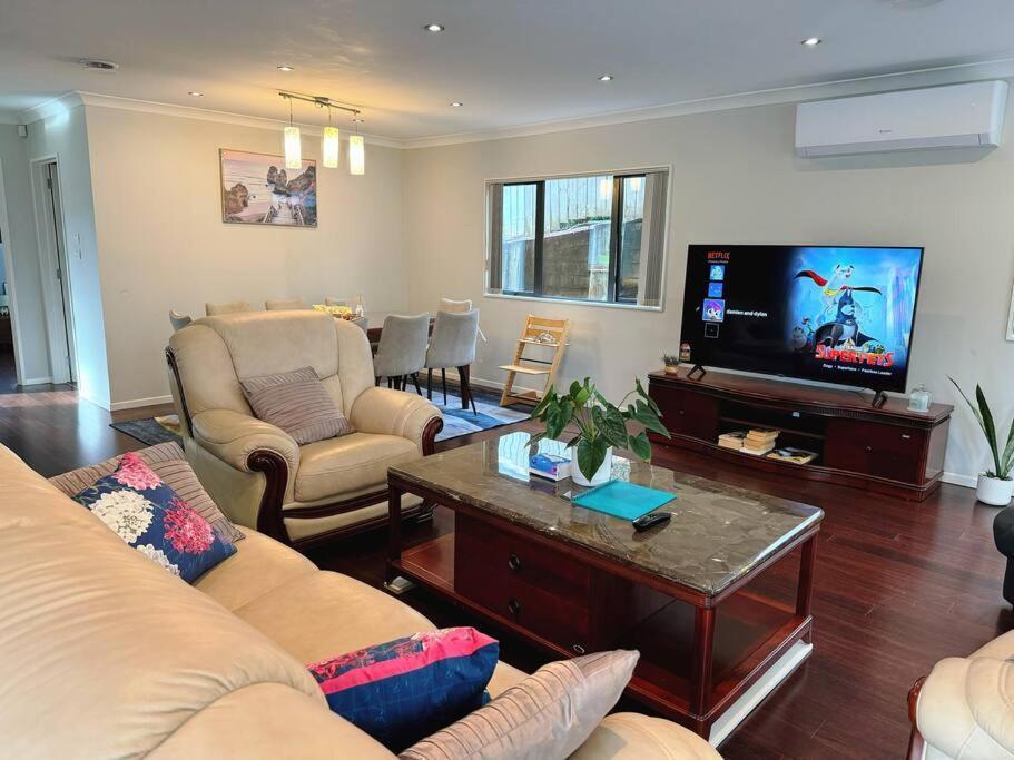 Holiday home Hillsborough Spacious 3br With Ensuite -12mins Frm Airport *