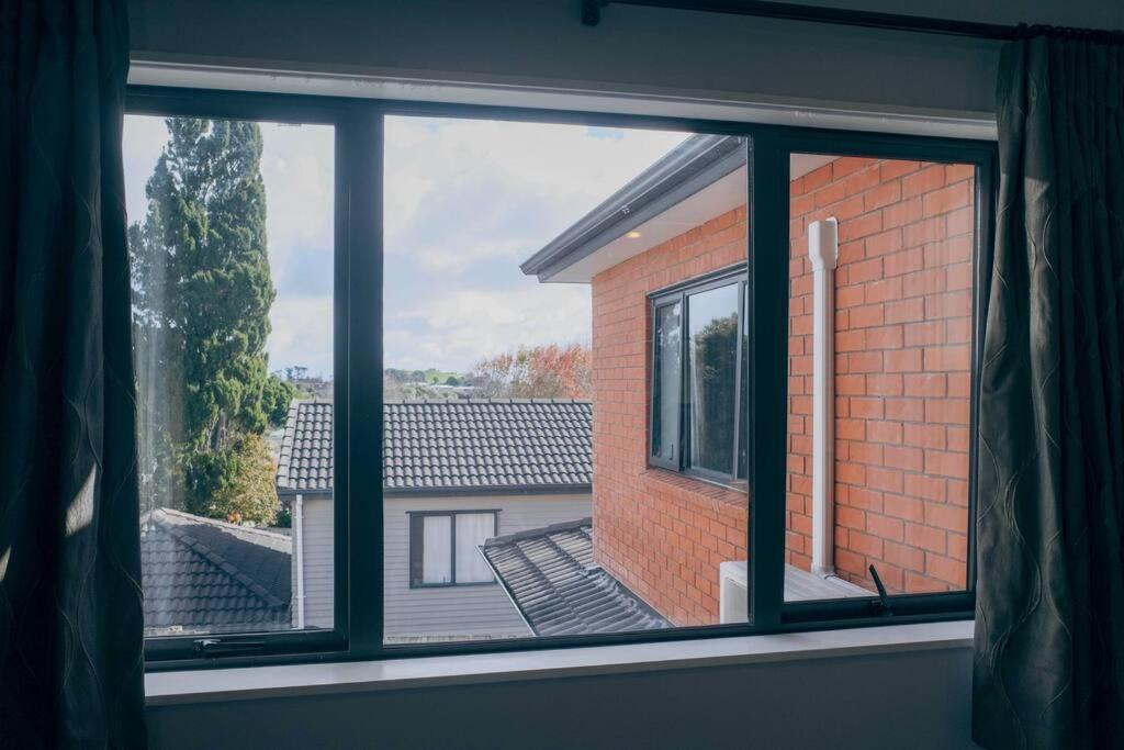 Hillsborough Spacious 3br With Ensuite -12mins Frm Airport Holiday home *