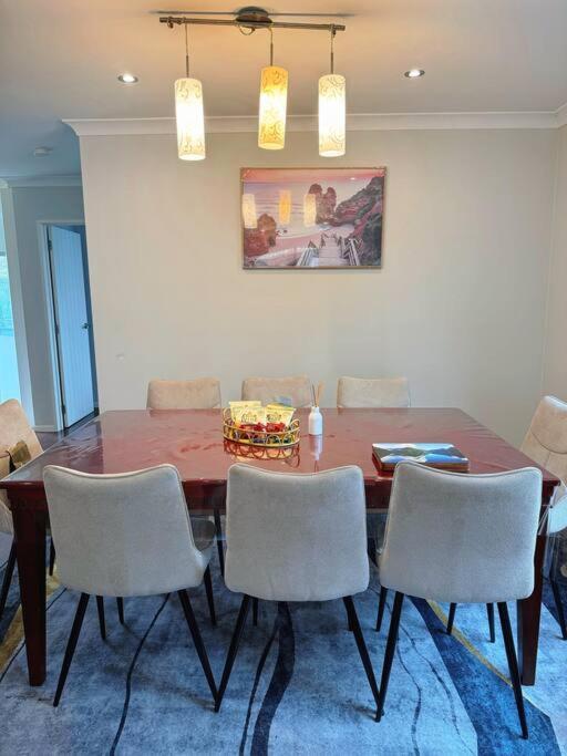 Hillsborough Spacious 3br With Ensuite -12mins Frm Airport Holiday home