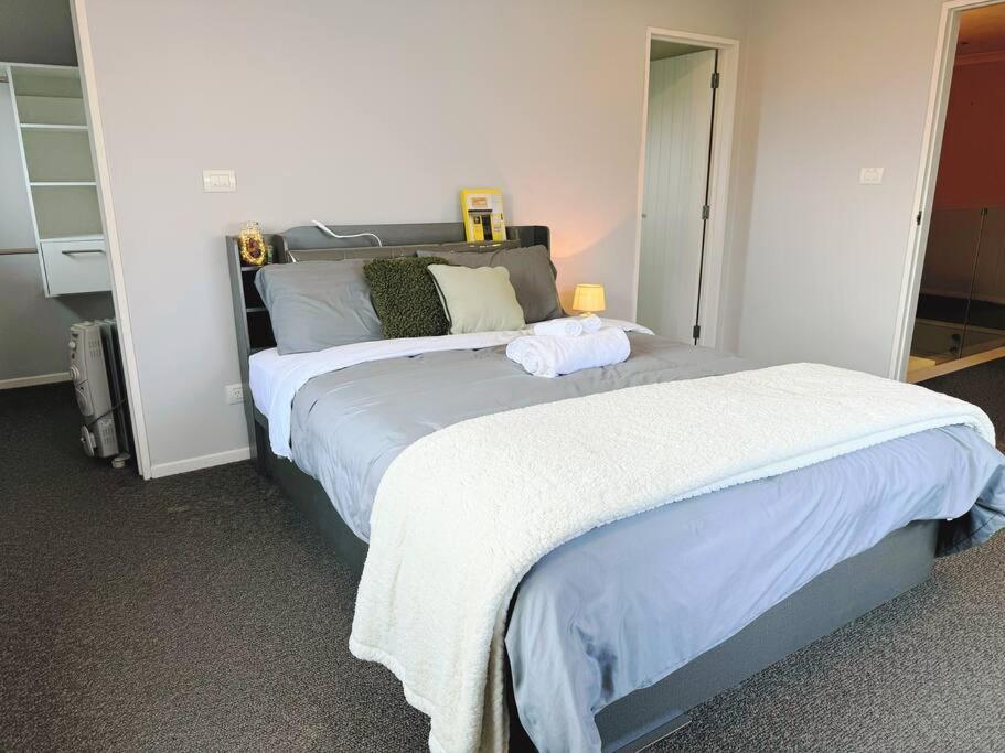 Hillsborough Spacious 3br With Ensuite -12mins Frm Airport Holiday home