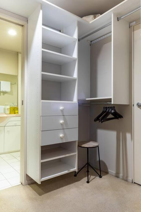 Spacious 1-bedroom Unit In Cbd With Free Parking *