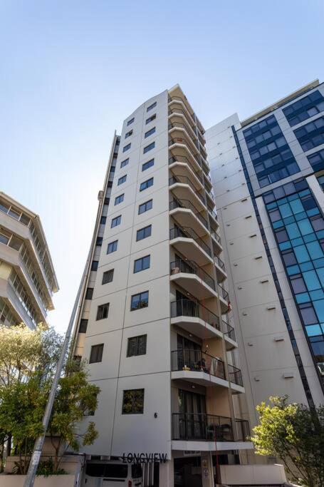 Spacious 1-bedroom Unit In Cbd With Free Parking *