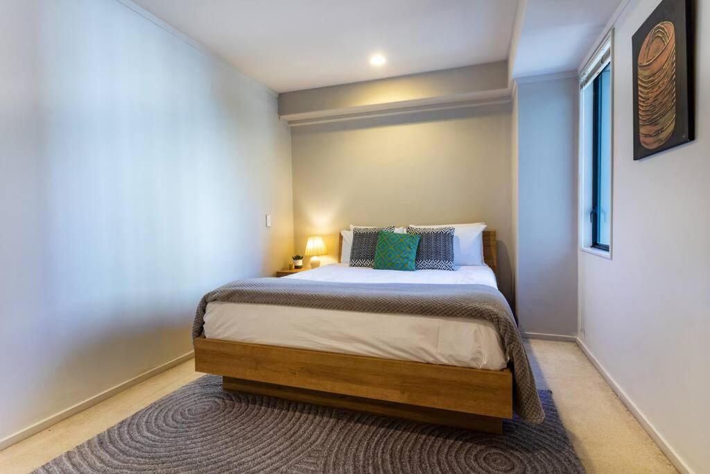Spacious 1-bedroom Unit In Cbd With Free Parking