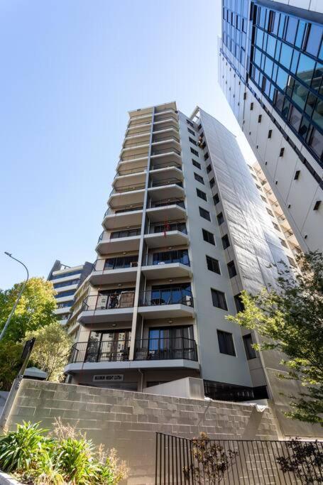 Spacious 1-bedroom Unit In Cbd With Free Parking Apartment *