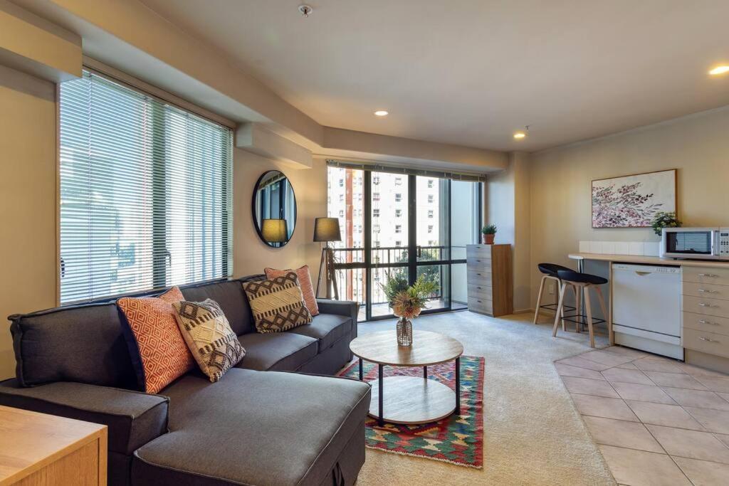 Apartment Spacious 1-bedroom Unit In Cbd With Free Parking *