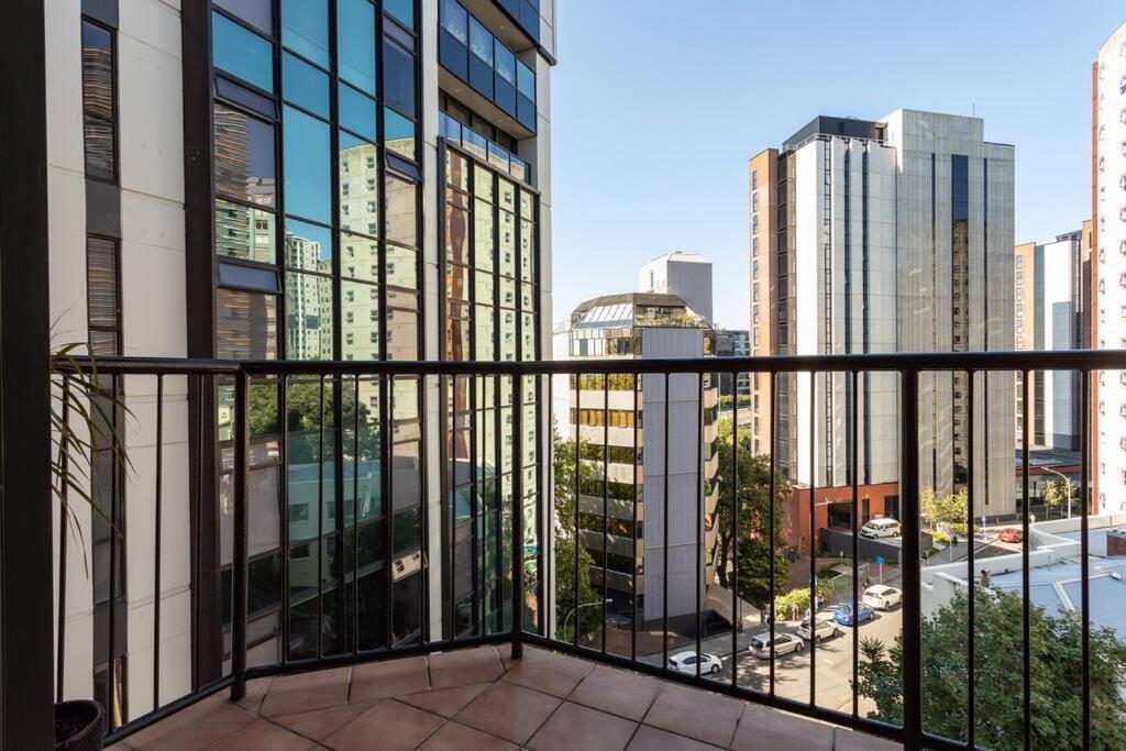 Spacious 1-bedroom Unit In Cbd With Free Parking Apartment *