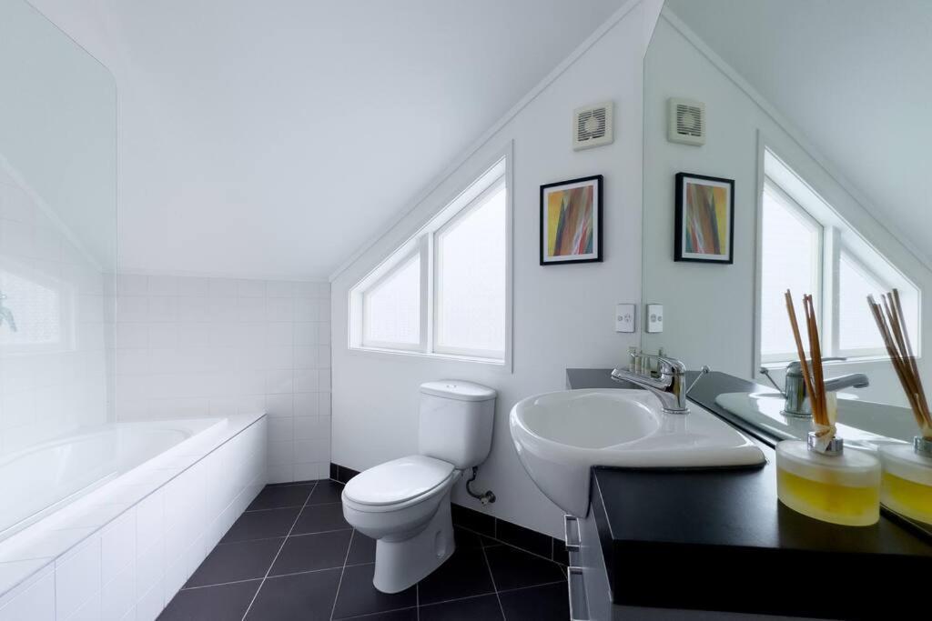 Prime Location With Stunning Harbour Bridge View Villa Auckland