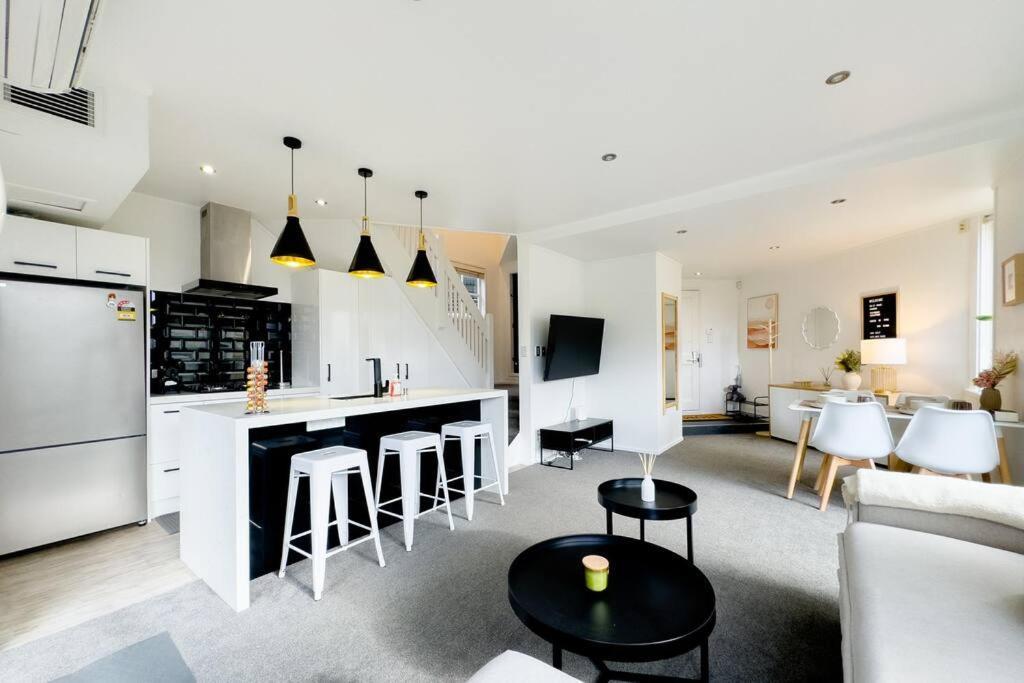 Prime Location With Stunning Harbour Bridge View Auckland