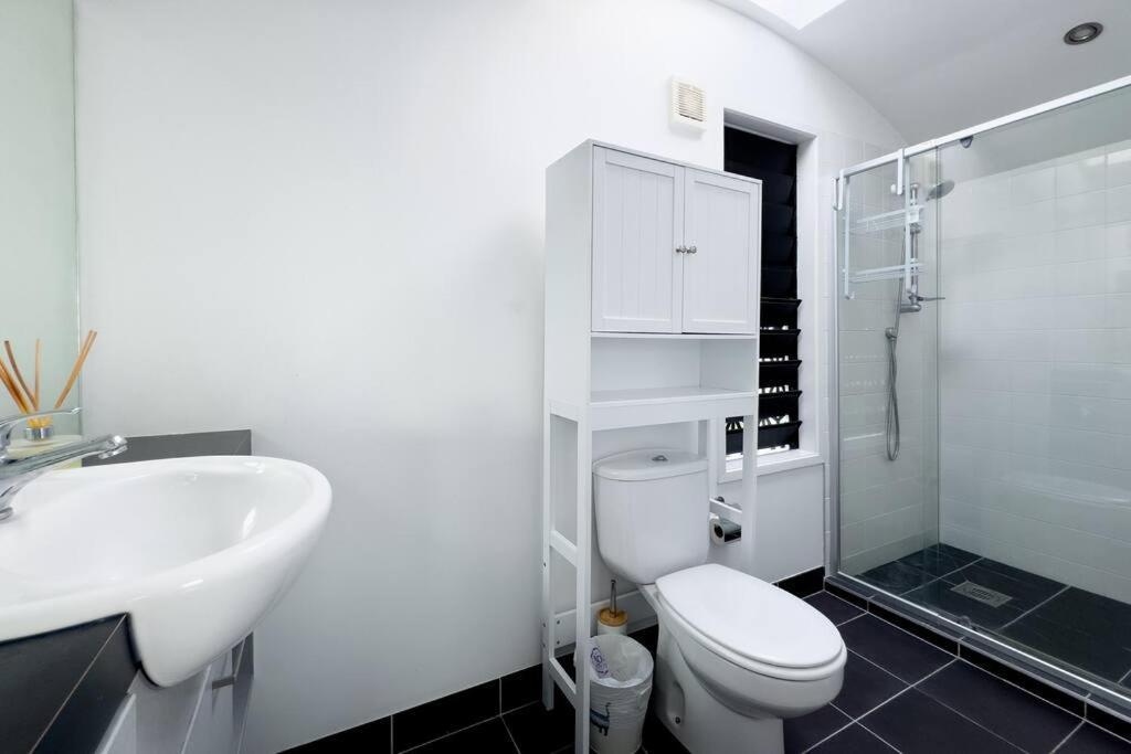 Prime Location With Stunning Harbour Bridge View * Auckland