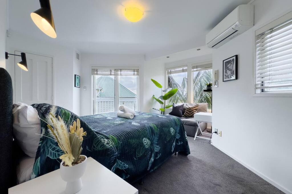 Prime Location With Stunning Harbour Bridge View Villa Auckland