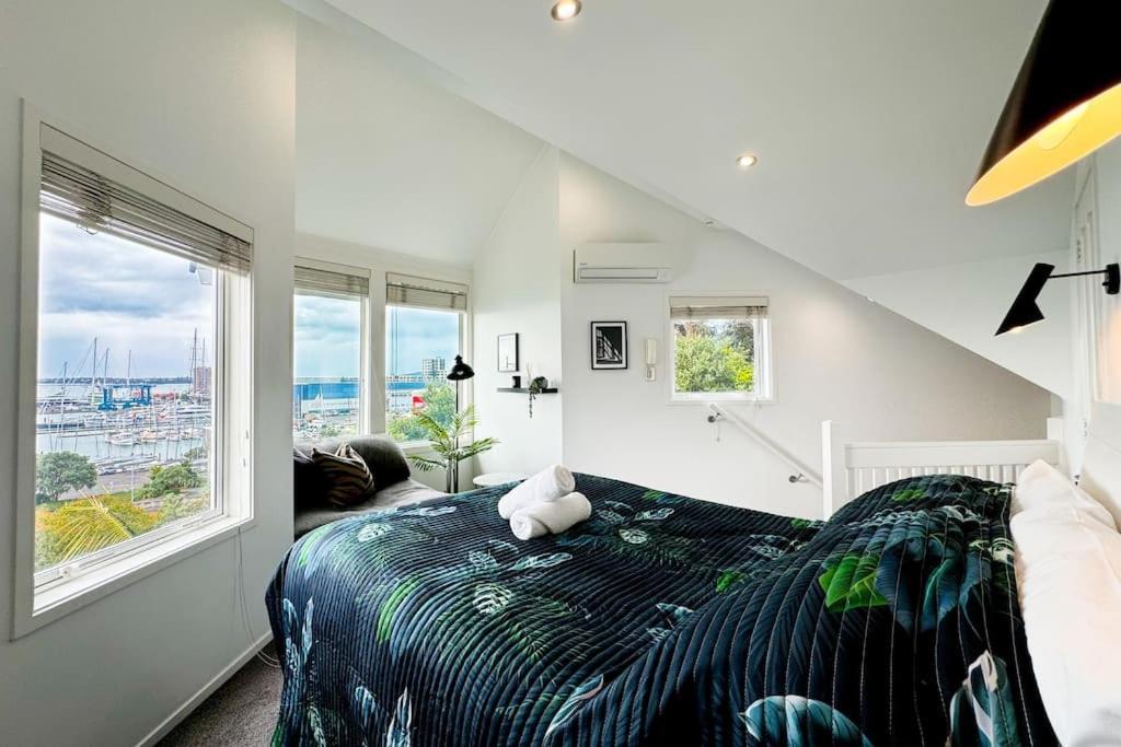 Prime Location With Stunning Harbour Bridge View Auckland