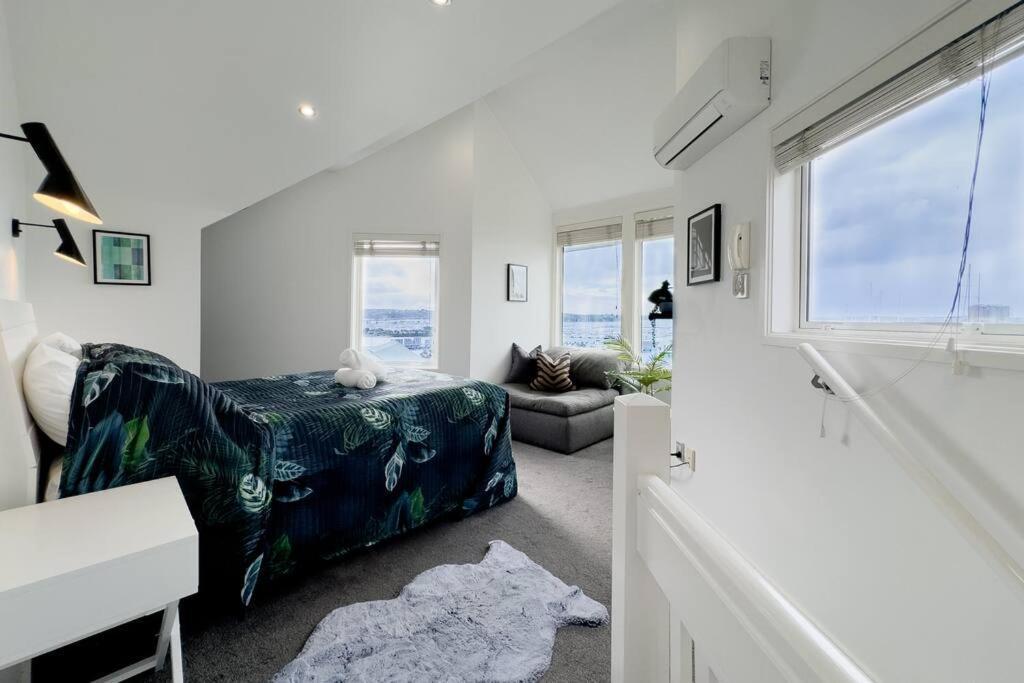 Prime Location With Stunning Harbour Bridge View * Auckland
