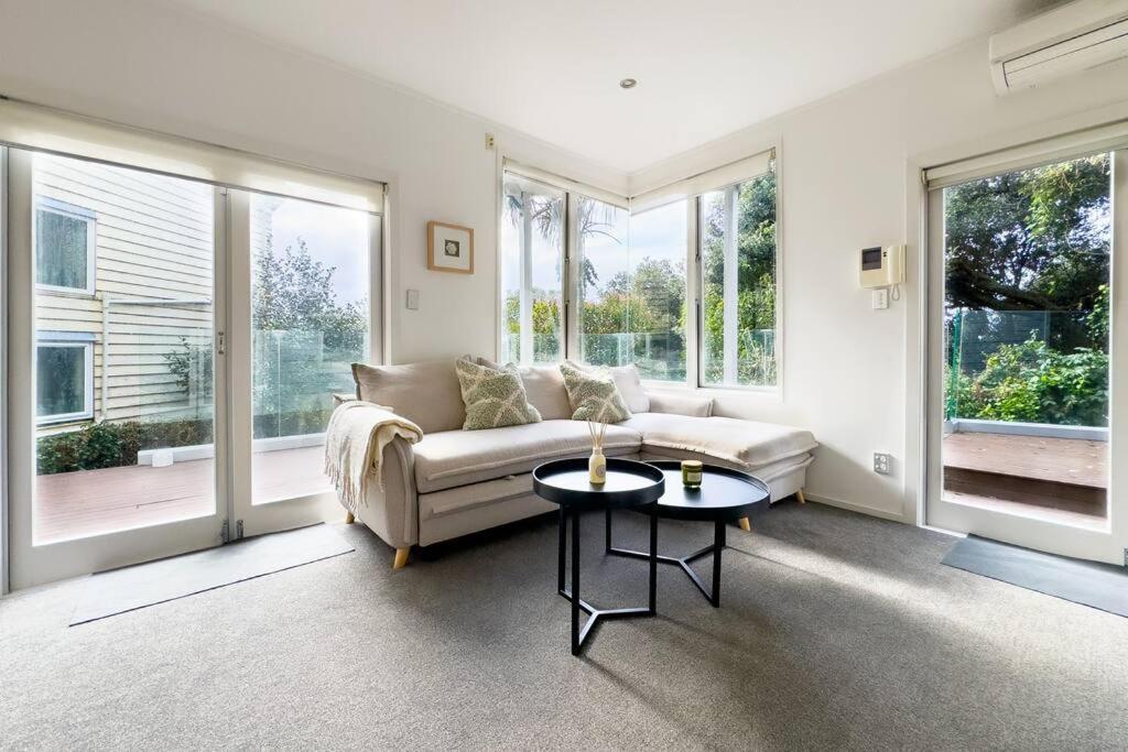 Prime Location With Stunning Harbour Bridge View Villa