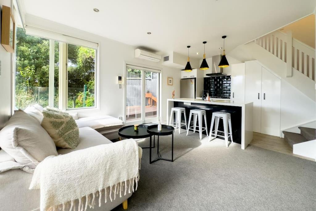 Prime Location With Stunning Harbour Bridge View *