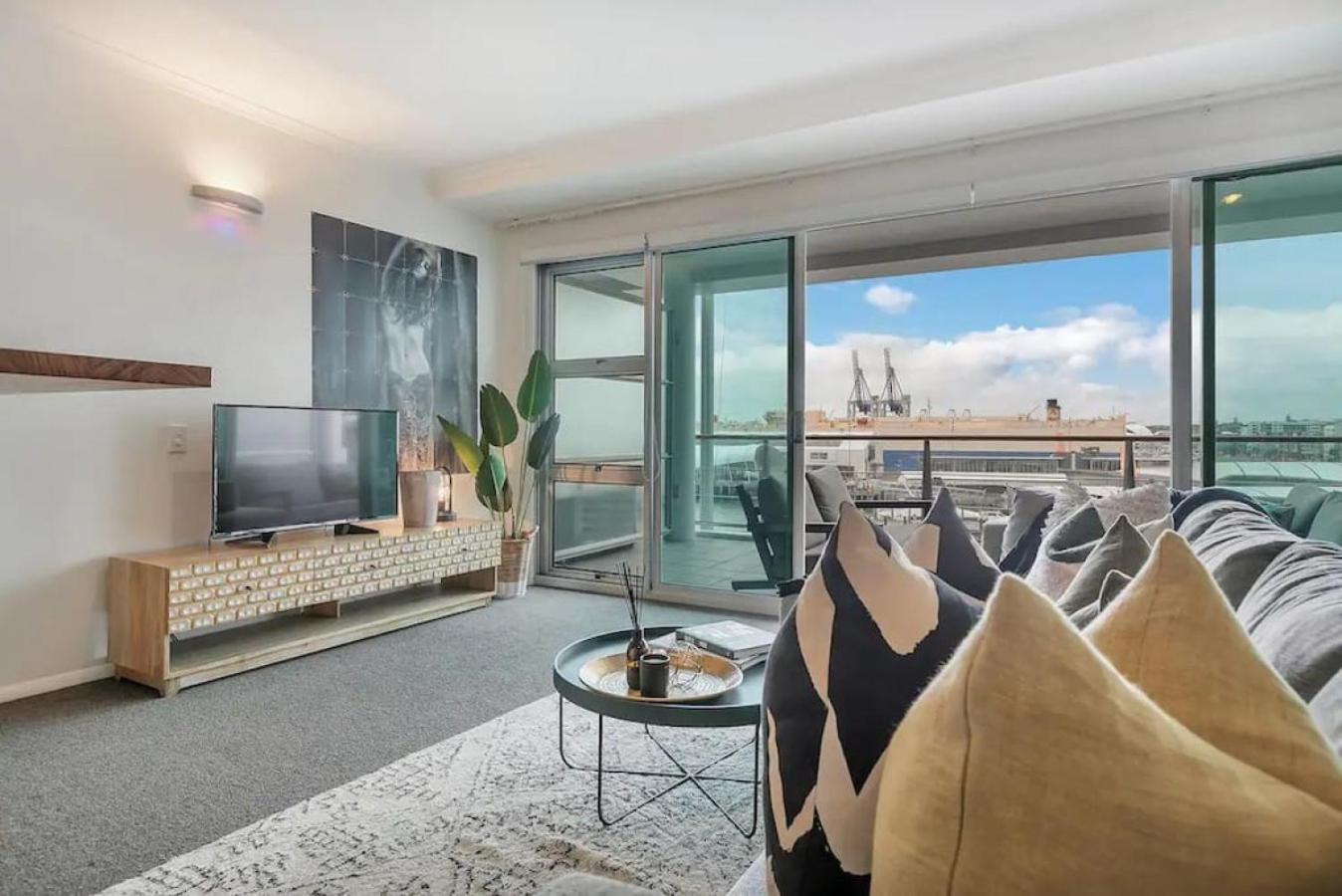 Deluxe Sea - Harbour Views - Princes Wharf Gem Apartment