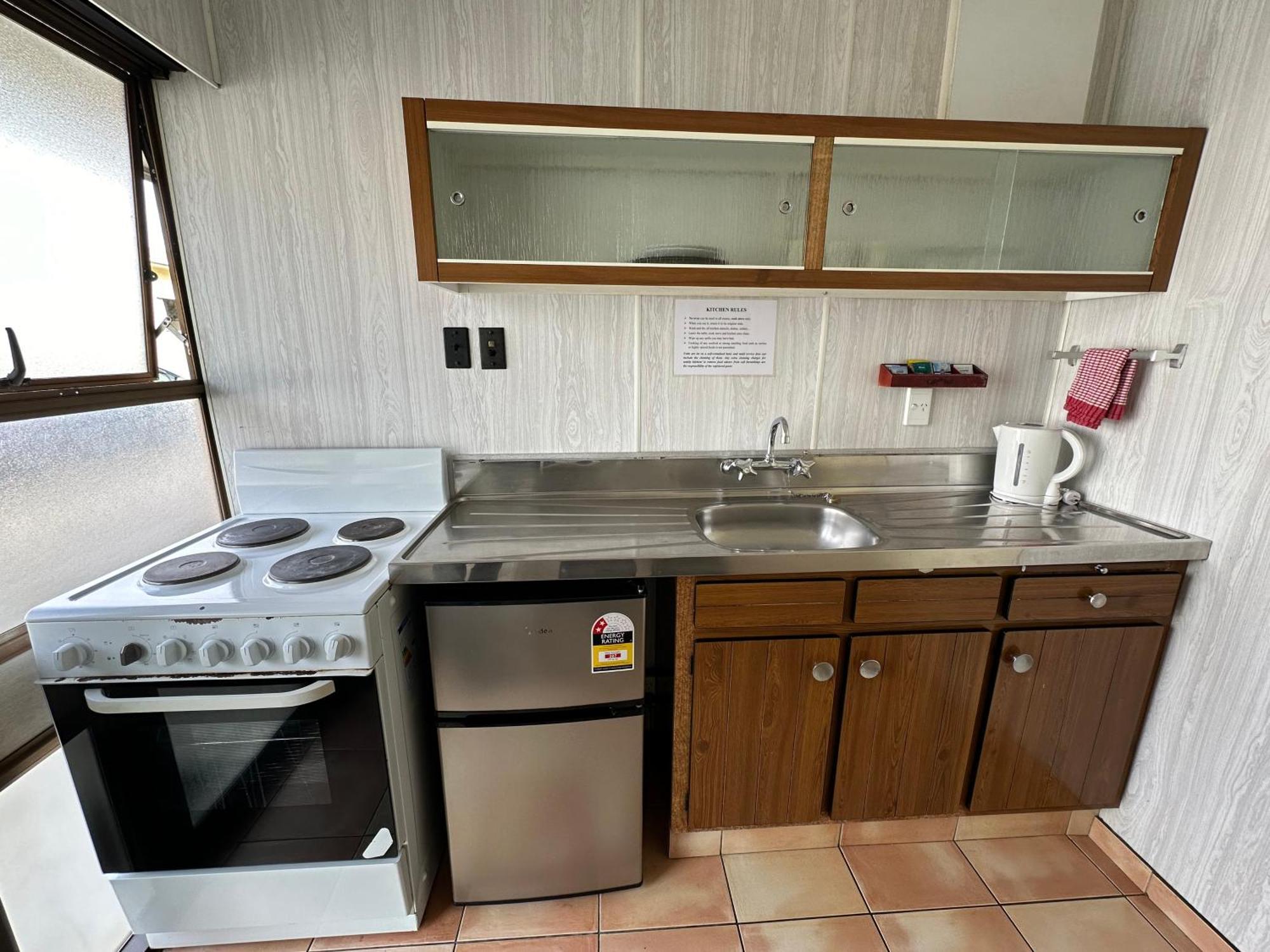 Airport Gold Star Motel 3*