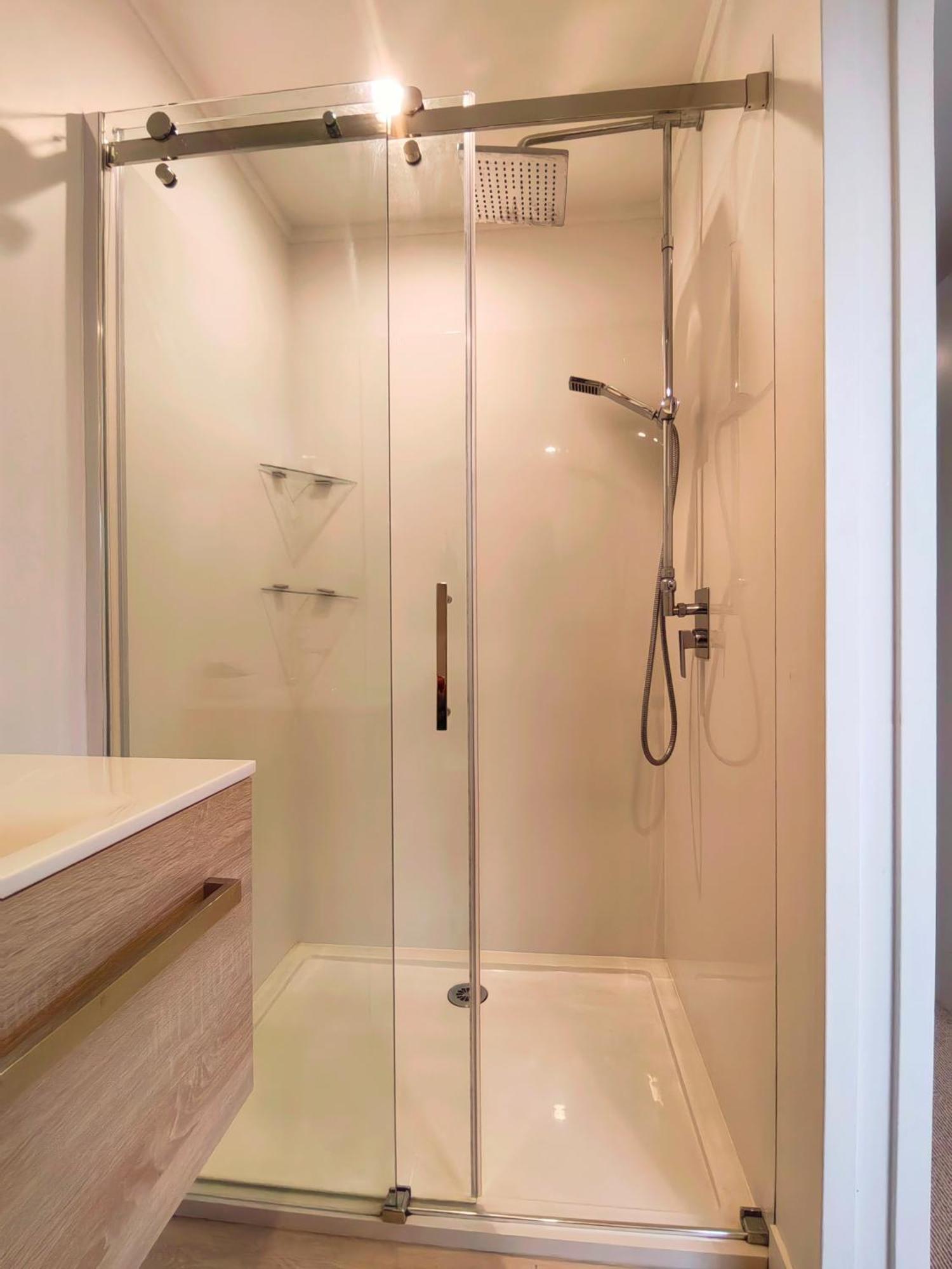 Hot Deal! Sky Stars Spacious Walk To Close To Cbd Auckland