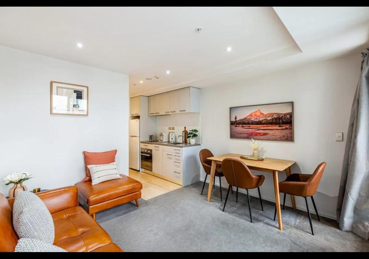 Stylish And Modern - Balcony And Pool Auckland