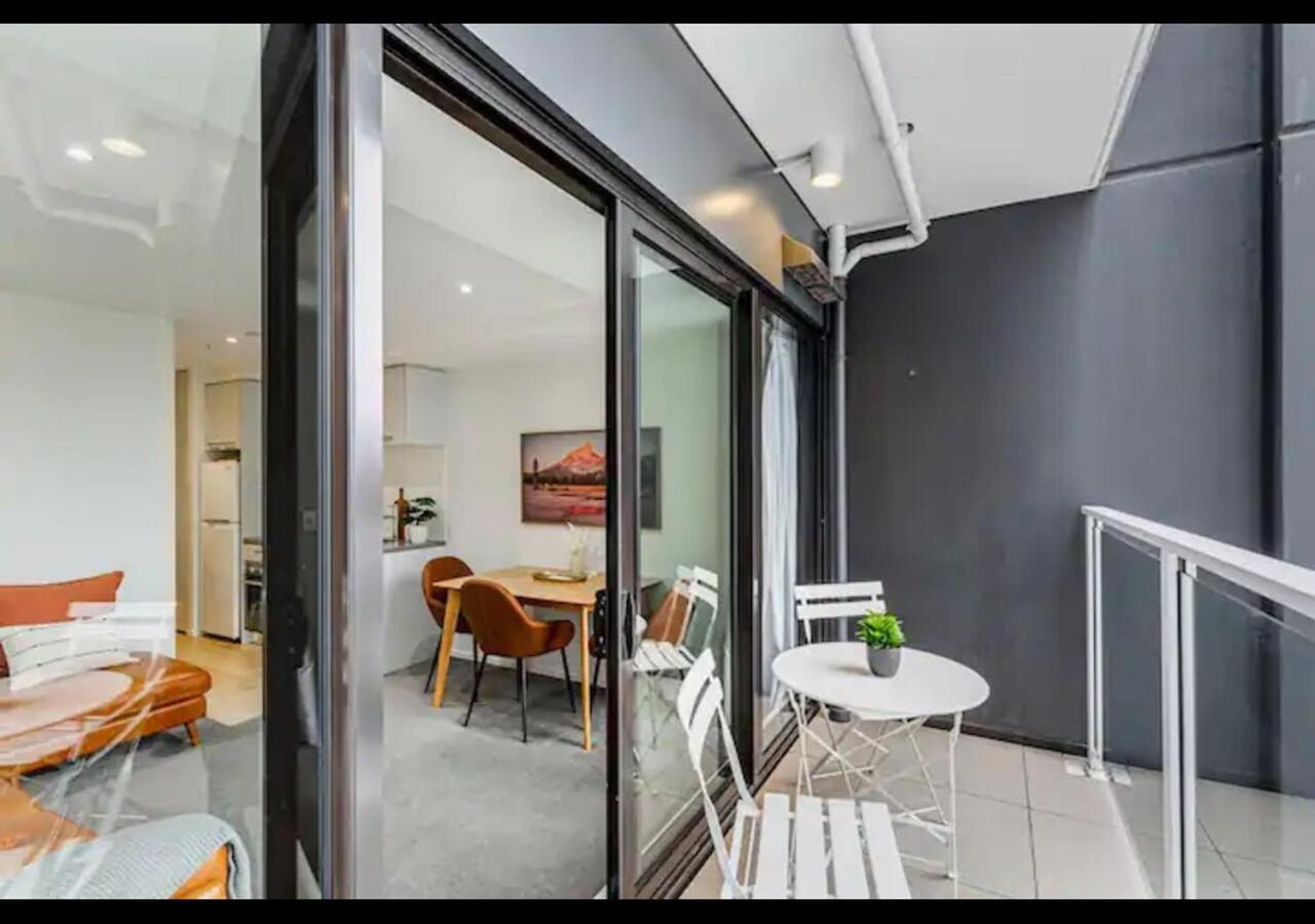 Stylish And Modern - Balcony And Pool Apartment *