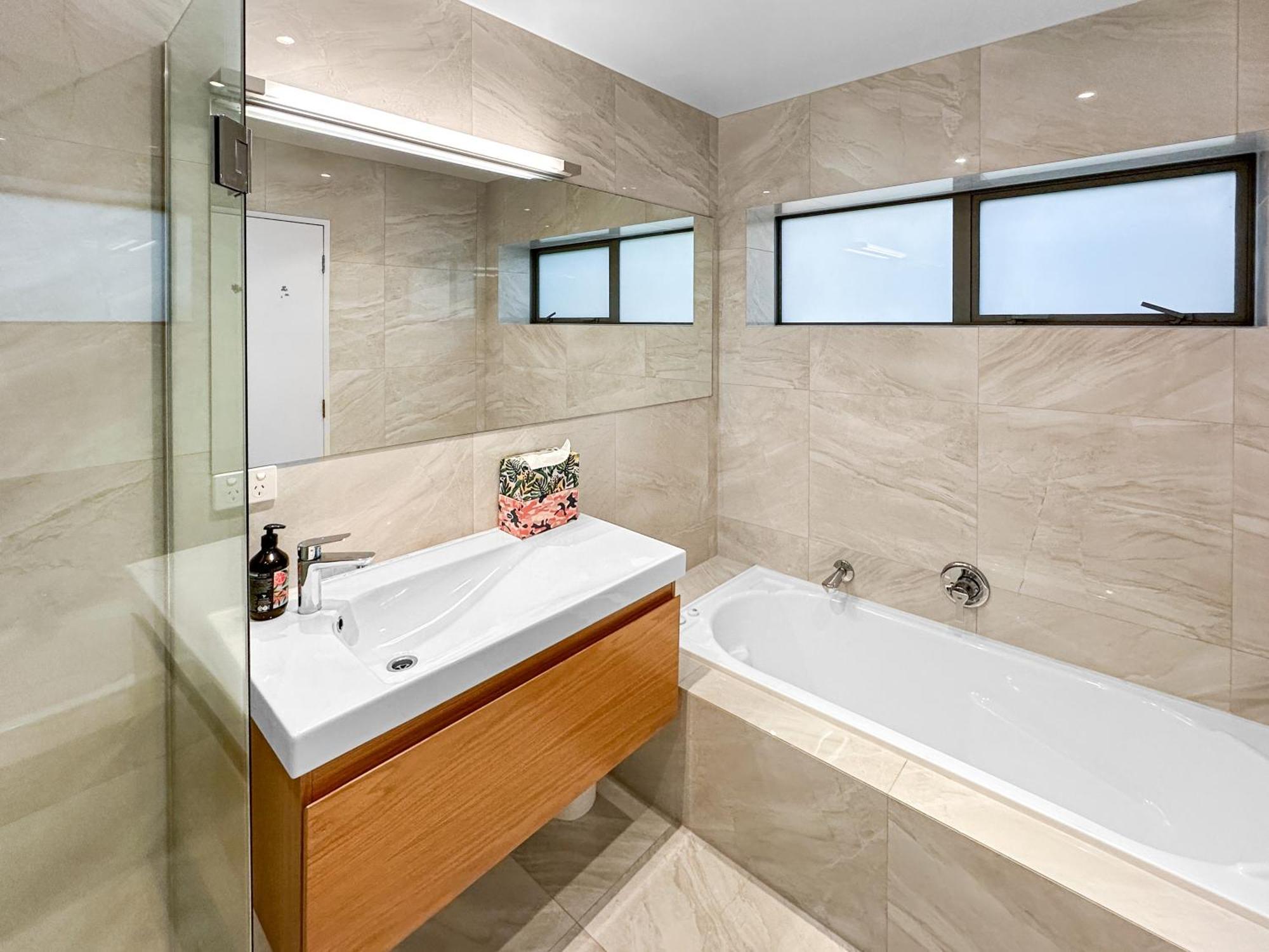 Murrays Gem L Modern 4bed Stunner L Sea View & Spa! * Auckland