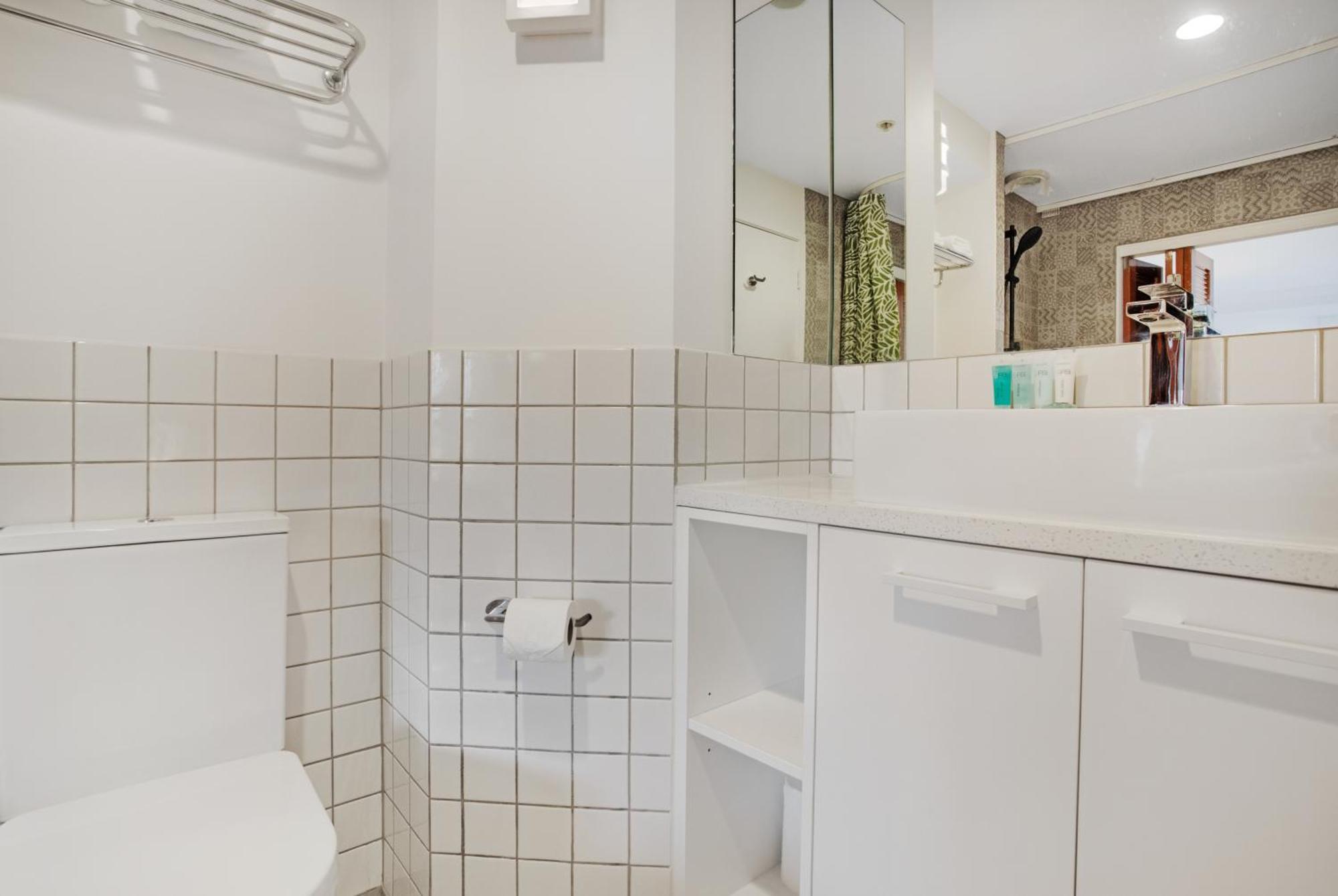 Greys Urban Escape With Spa, Pool - Gym Apartment *