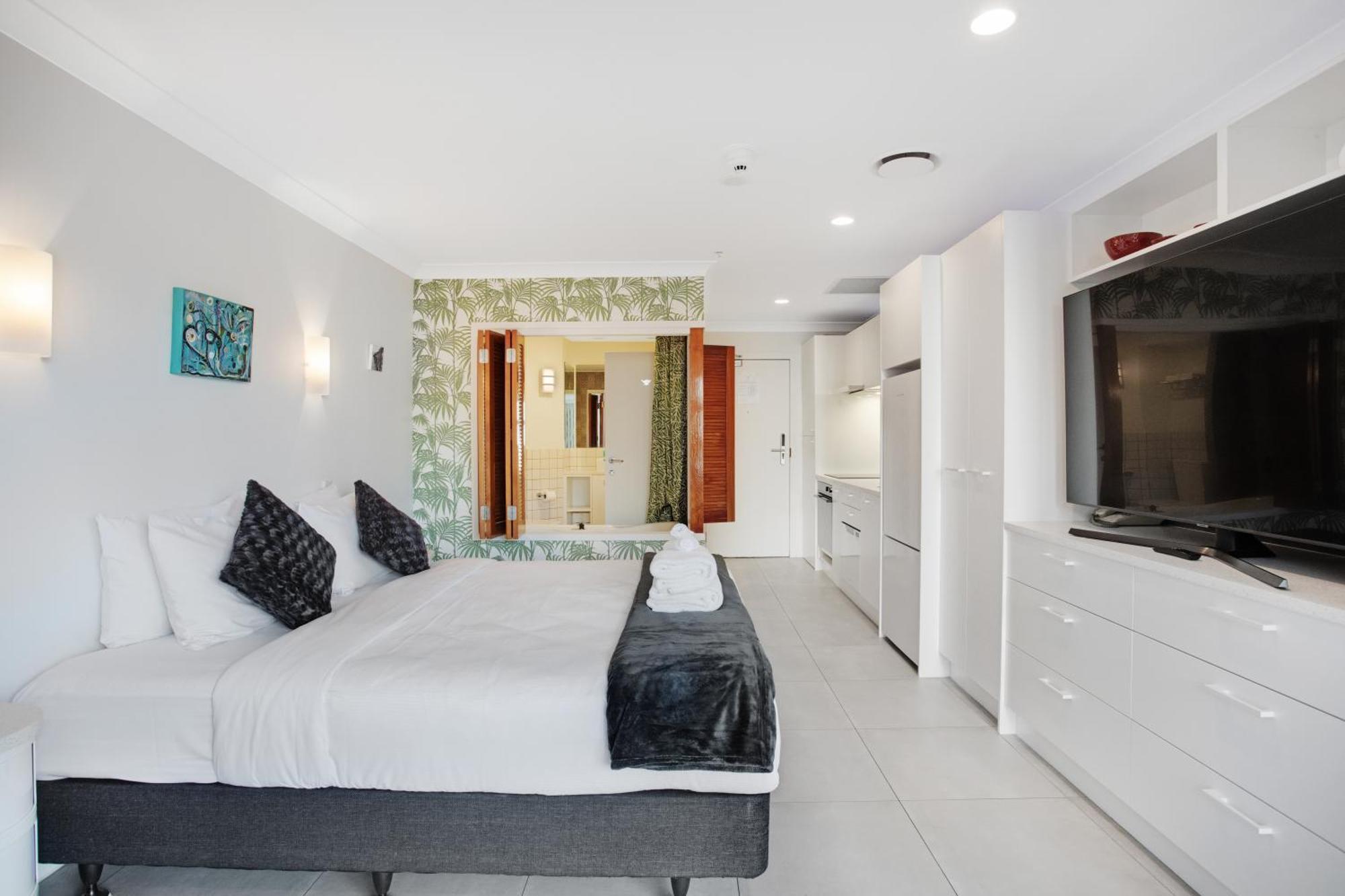 Apartment Greys Urban Escape With Spa, Pool - Gym Auckland
