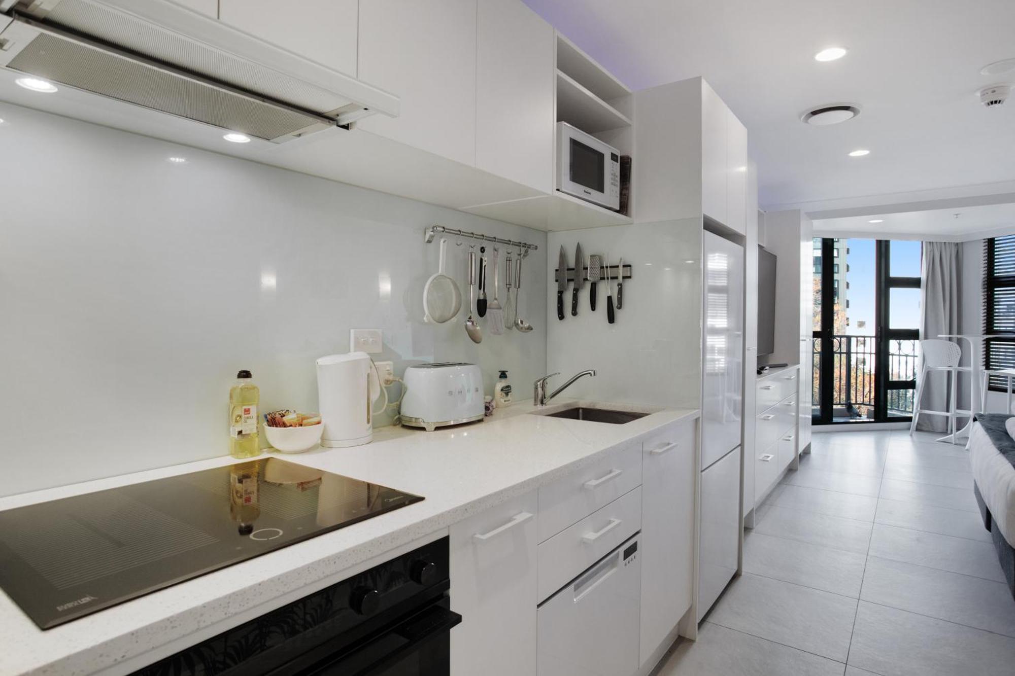 Greys Urban Escape With Spa, Pool - Gym Apartment *