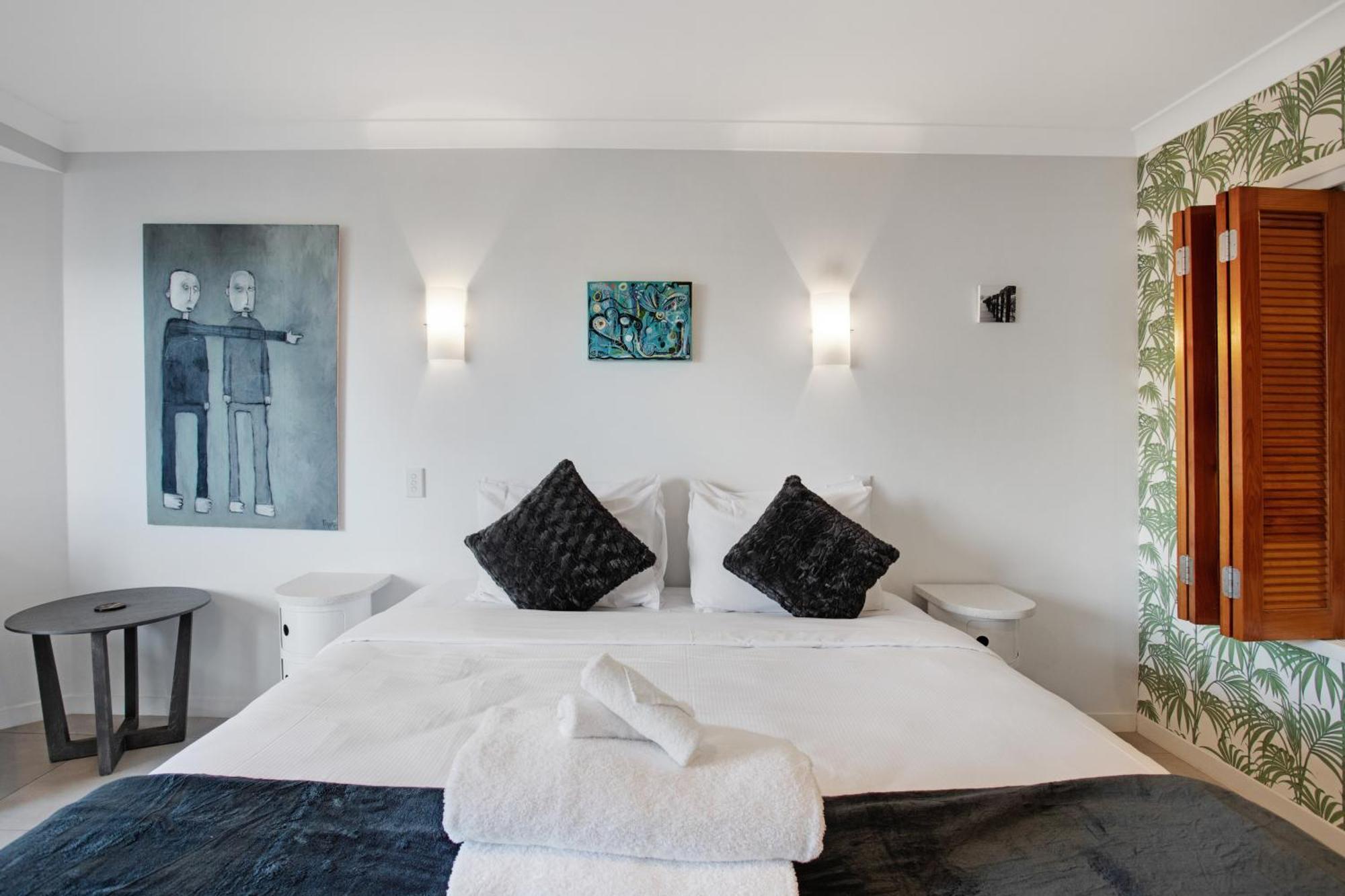Greys Urban Escape With Spa, Pool - Gym Apartment