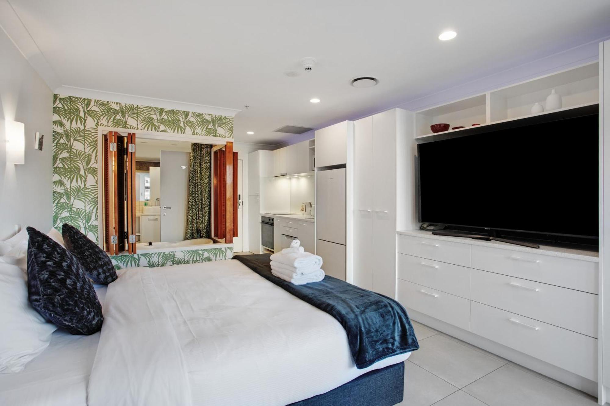 Apartment Greys Urban Escape With Spa, Pool - Gym Auckland
